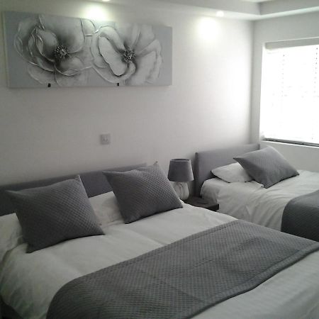 Dowlais Lady Charlotte Guest Rooms Triple Rooms מראה חיצוני תמונה